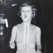 julia-williamson-singing-at-brisbane-city-hall-1970-age-7-performing-at-school-event-sing-to-thrive-225px